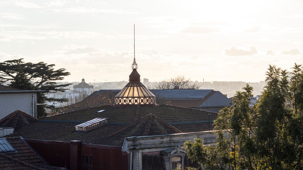 New 3BR w/ Rooftop & Balcony Views by LovelyStay