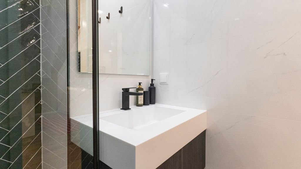New 3BR w/ Rooftop & Balcony Views by LovelyStay