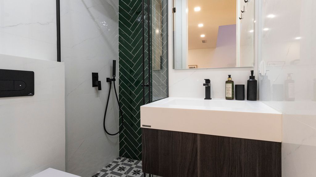 New 3BR w/ Rooftop & Balcony Views by LovelyStay