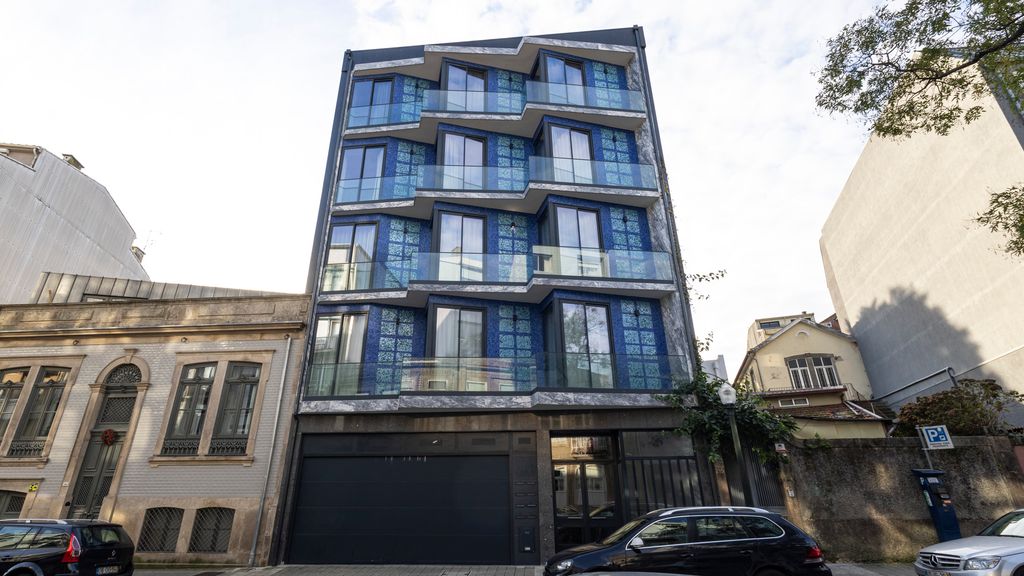 New 3BR w/ Rooftop & Balcony Views by LovelyStay