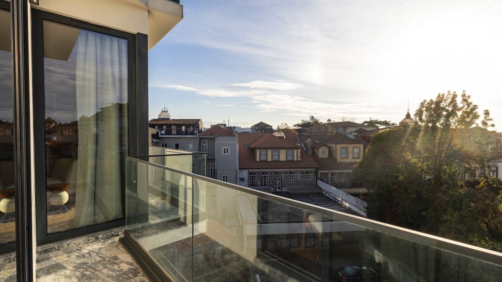 New 3BR w/ Rooftop & Balcony Views by LovelyStay