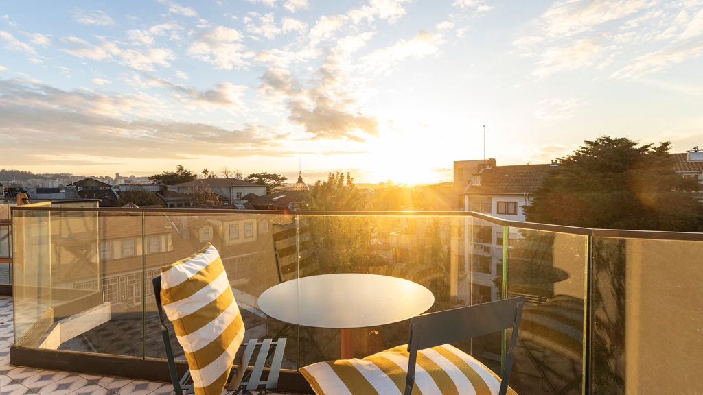 New 3BR w/ Rooftop & Balcony Views by LovelyStay