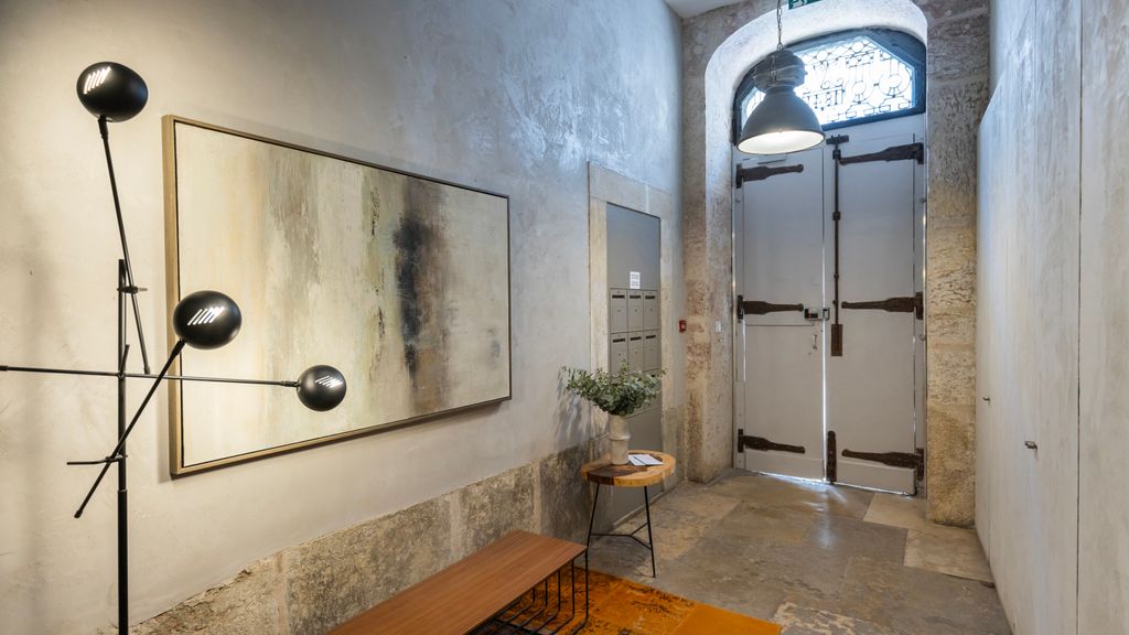 Charming 3BDR Duplex in City Center by LovelyStay