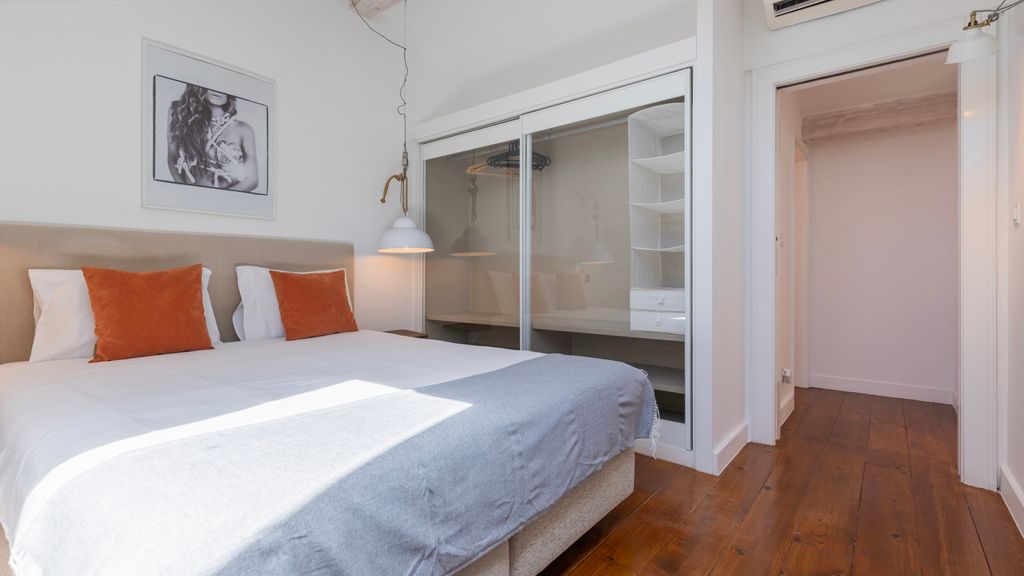 Charming 3BDR Duplex in City Center by LovelyStay