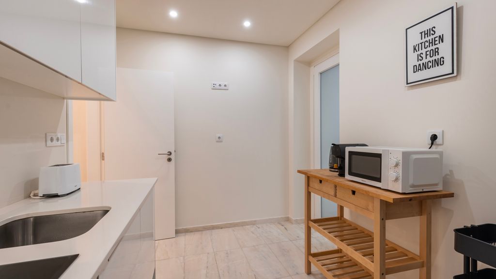 Homely 2BDR Apartment w/ Terrace by LovelyStay