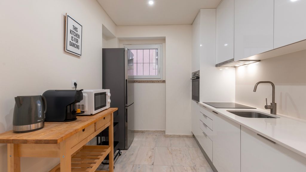 Homely 2BDR Apartment w/ Terrace by LovelyStay