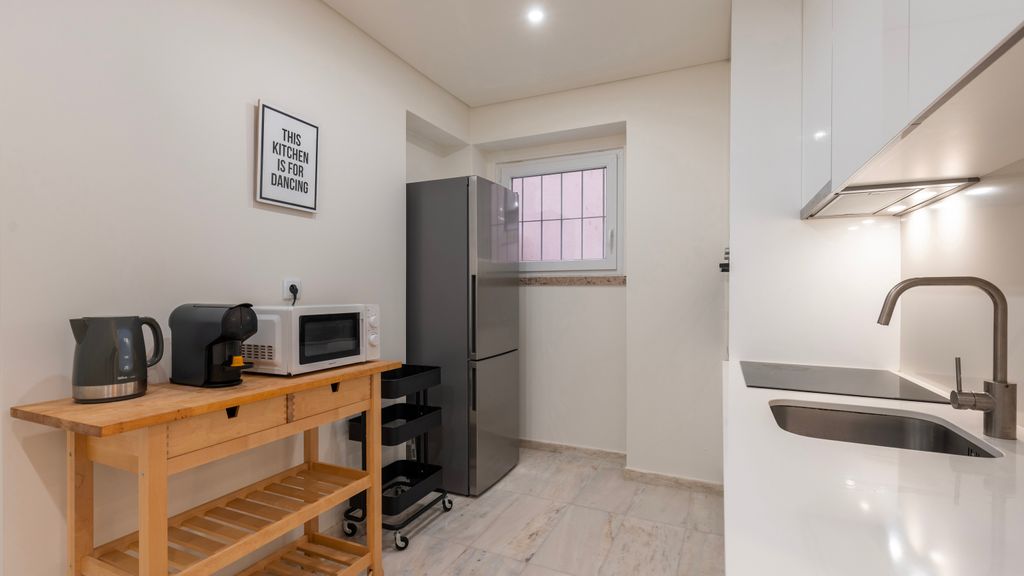 Homely 2BDR Apartment w/ Terrace by LovelyStay