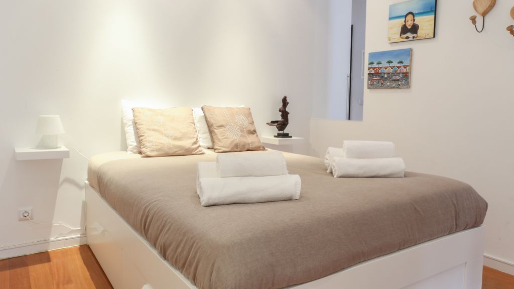 Modern Comfort T1 with Balcony by LovelyStay