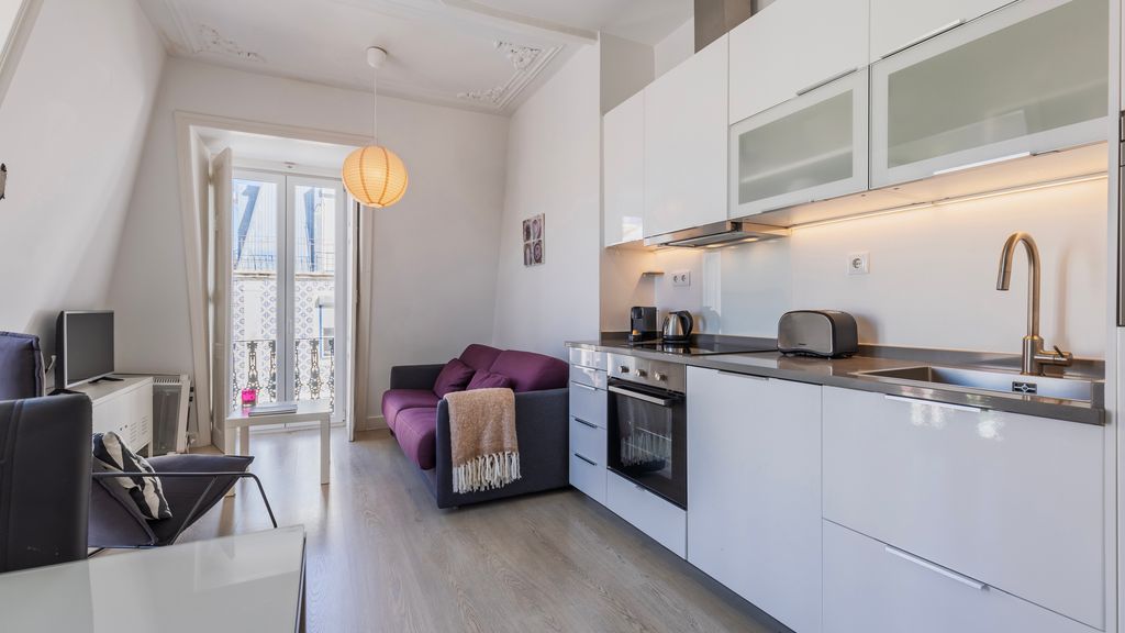 Classic Topfloor Apartment by LovelyStay