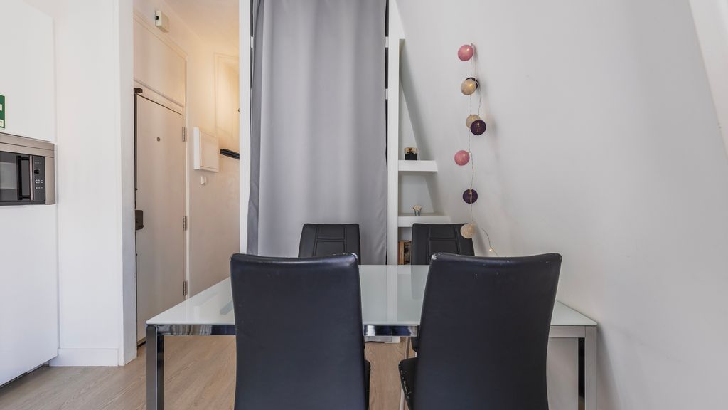 Classic Topfloor Apartment by LovelyStay