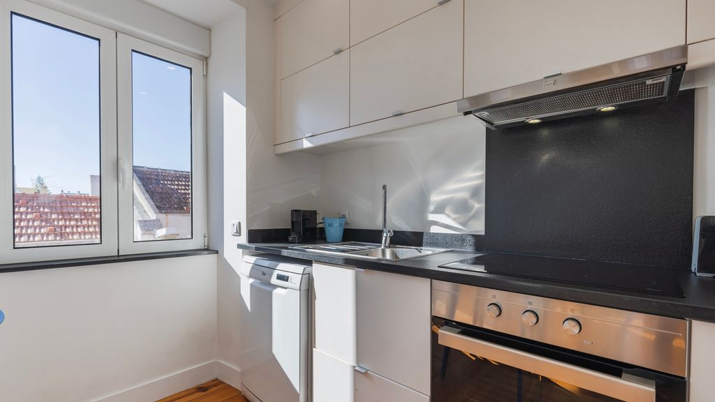 Comfort & Bright Apartment by LovelyStay