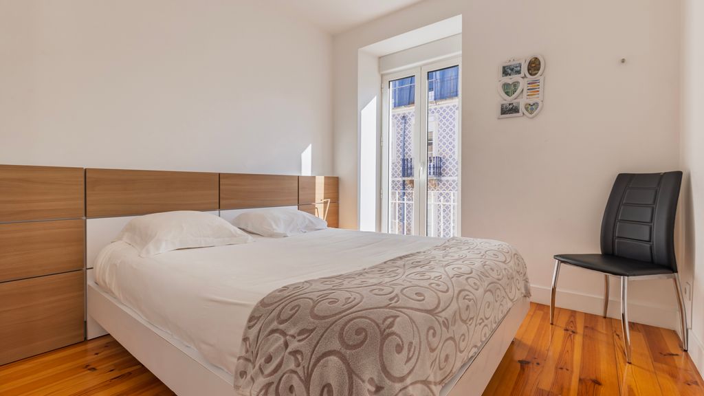 Comfort & Bright Apartment by LovelyStay