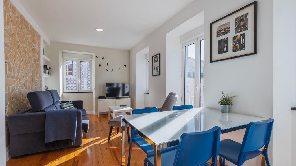 Comfort & Bright Apartment by LovelyStay