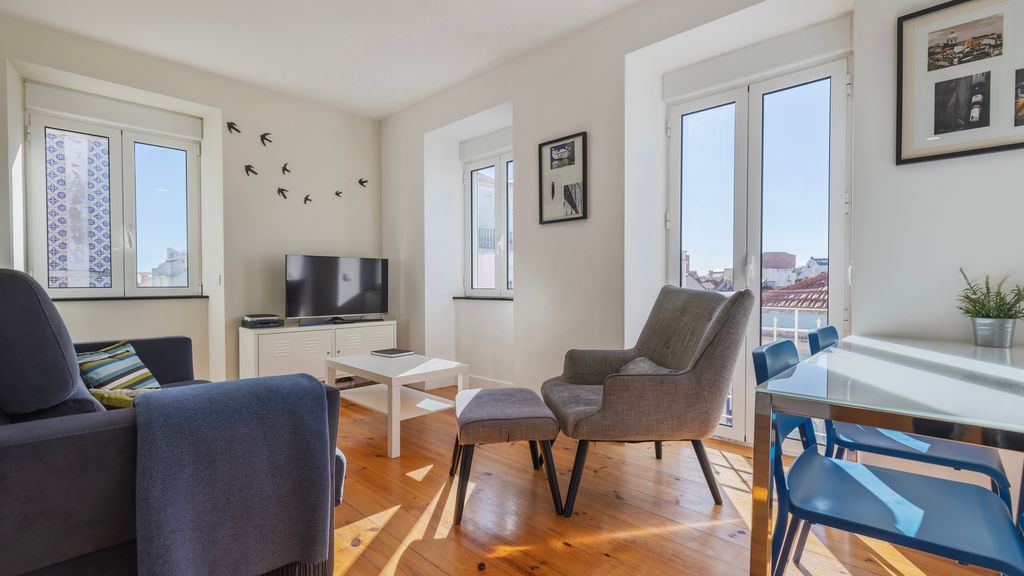 Comfort & Bright Apartment by LovelyStay