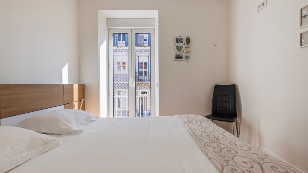 Comfort & Bright Apartment by LovelyStay