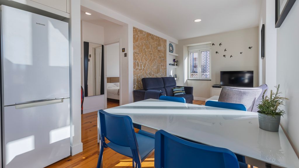 Comfort & Bright Apartment by LovelyStay