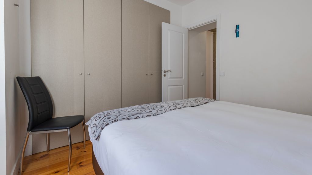 Comfort & Bright Apartment by LovelyStay
