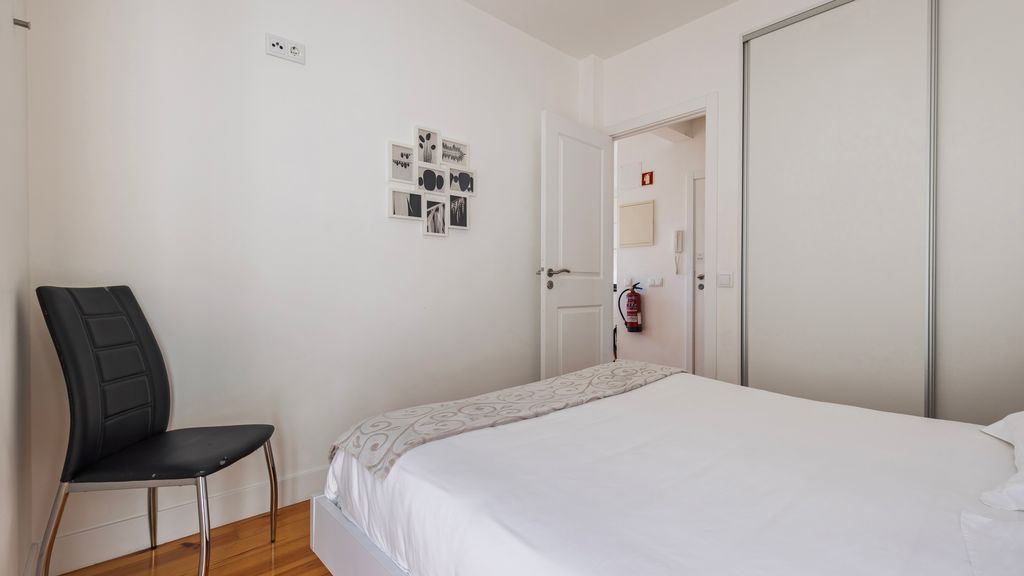 Comfort & Bright Apartment by LovelyStay