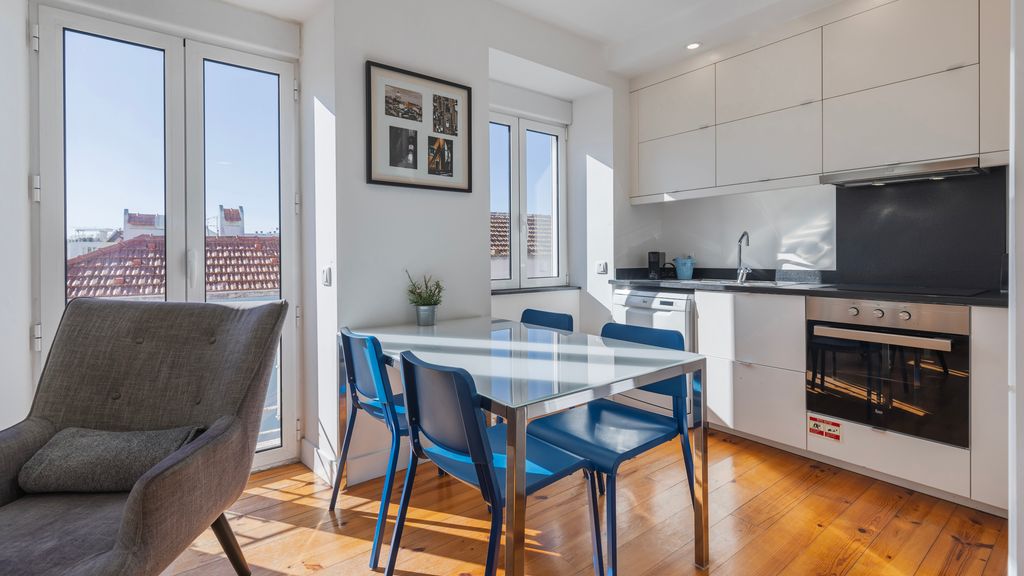 Comfort & Bright Apartment by LovelyStay