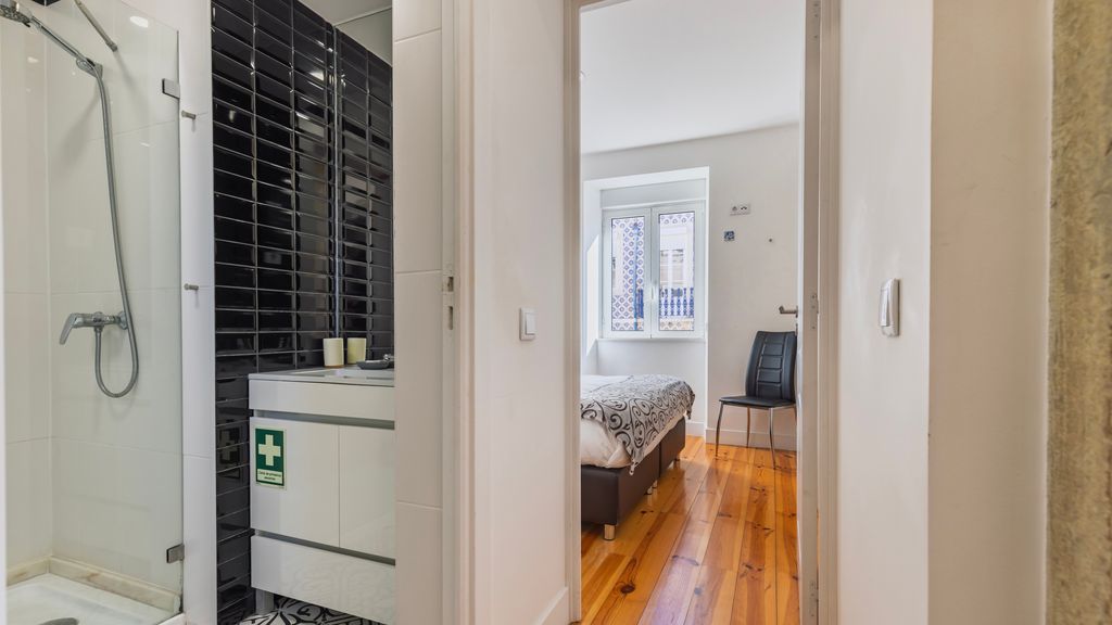 Comfort & Bright Apartment by LovelyStay