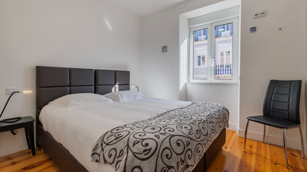 Comfort & Bright Apartment by LovelyStay