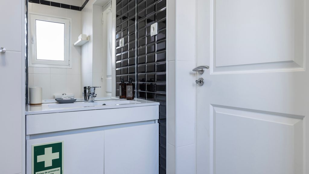 Comfort & Bright Apartment by LovelyStay