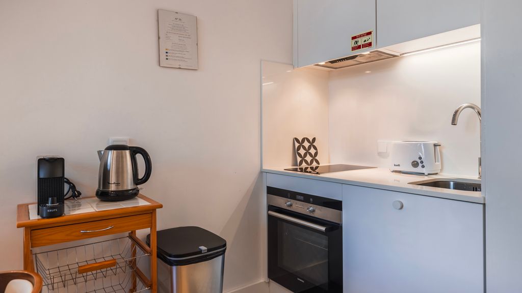 1BDR Apartment w/ Garden View by LovelyStay