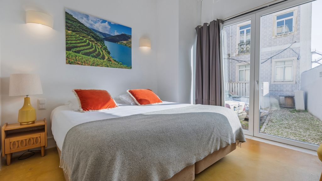 1BDR Apartment w/ Garden View by LovelyStay