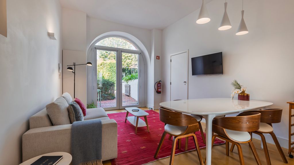1BDR Apartment w/ Garden View by LovelyStay
