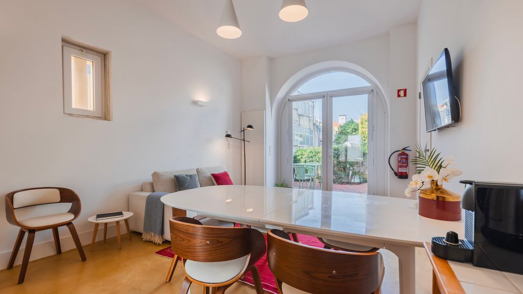 1BDR Apartment w/ Garden View by LovelyStay