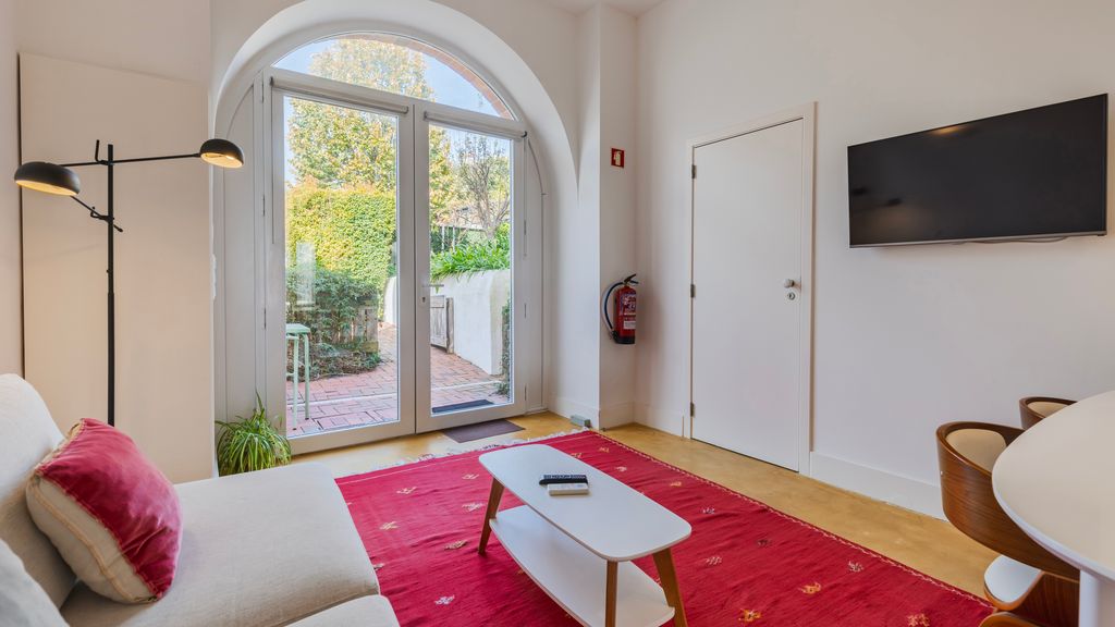 1BDR Apartment w/ Garden View by LovelyStay