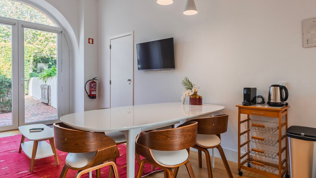1BDR Apartment w/ Garden View by LovelyStay