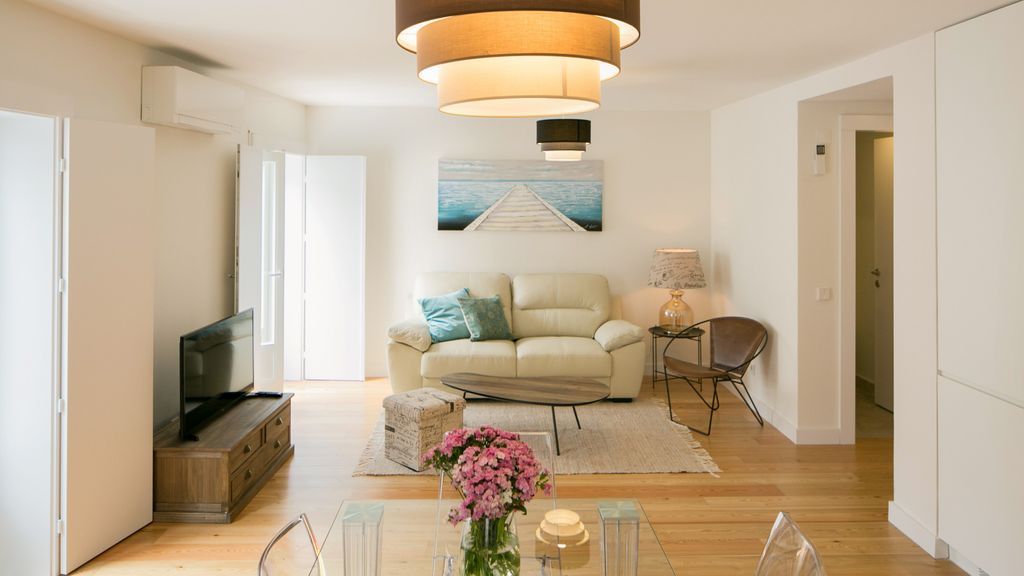 Designer Apartment w/ Pool by LovelyStay