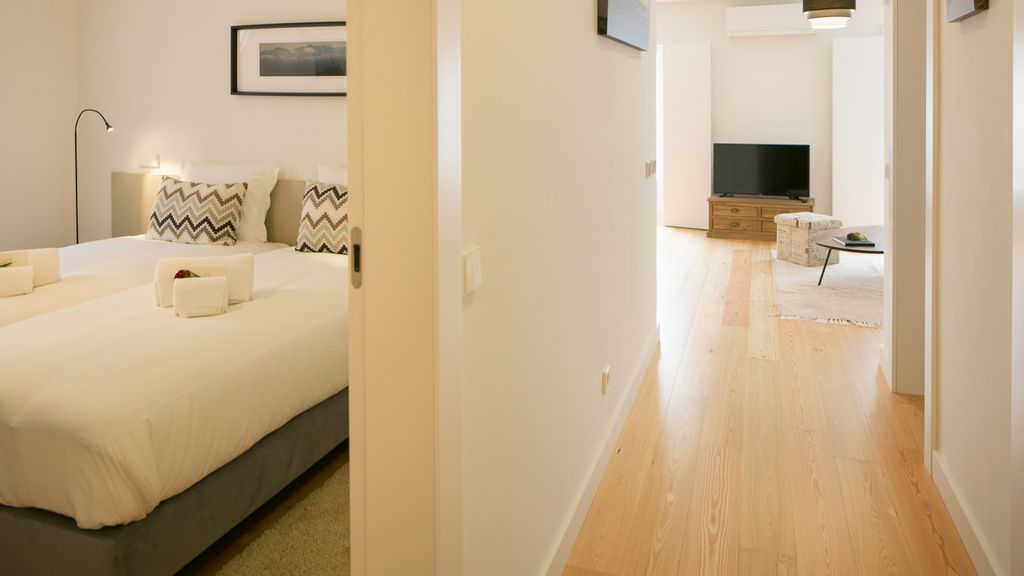 Designer Apartment w/ Pool by LovelyStay