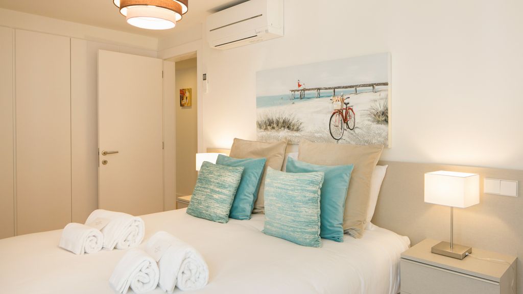 Designer Apartment w/ Pool by LovelyStay