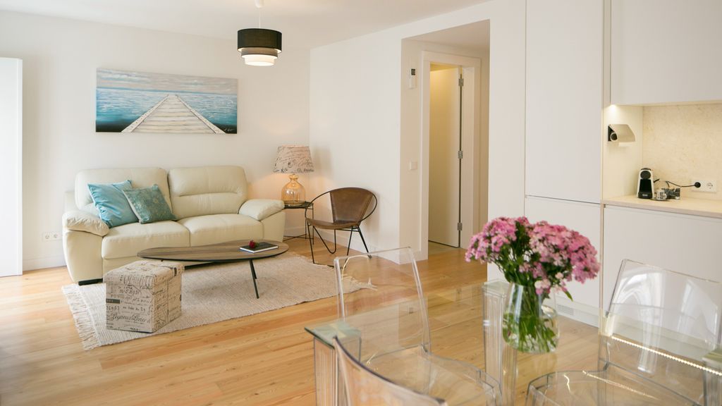 Designer Apartment w/ Pool by LovelyStay