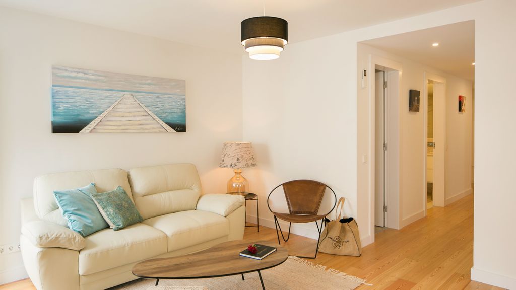 Designer Apartment w/ Pool by LovelyStay
