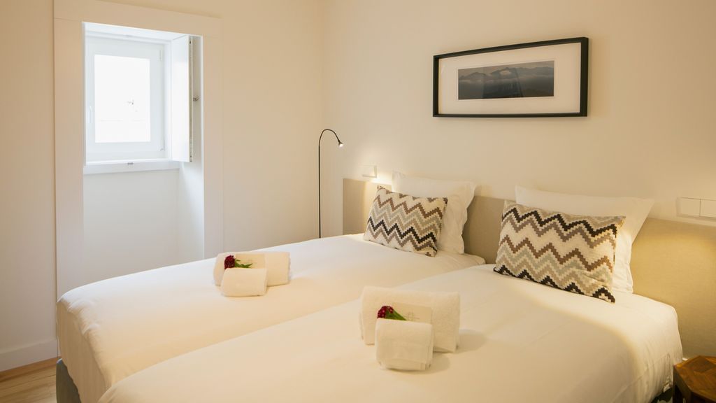 Designer Apartment w/ Pool by LovelyStay