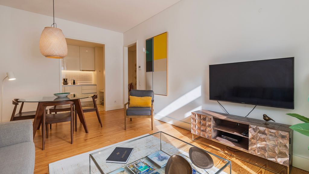 Downtown Sleek Apartment by LovelyStay