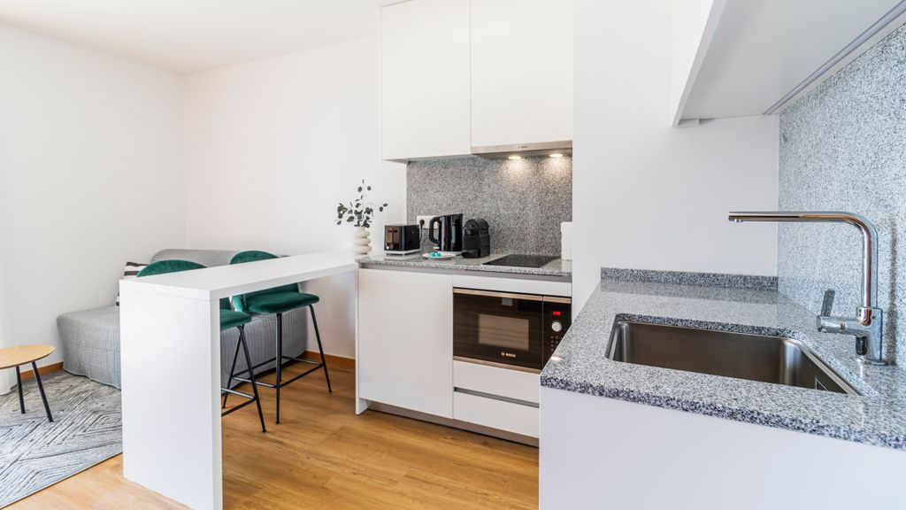 Infante Studio w/ Parking by LovelyStay