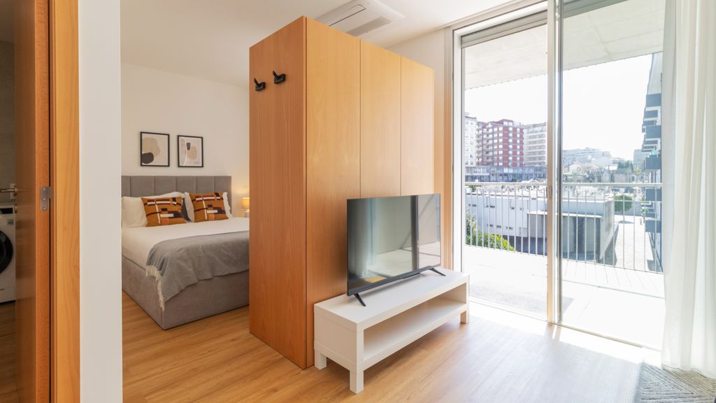 Infante Studio w/ Parking by LovelyStay