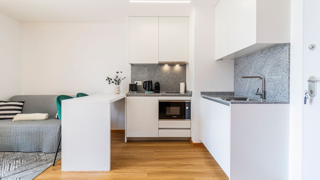 Infante Studio w/ Parking by LovelyStay