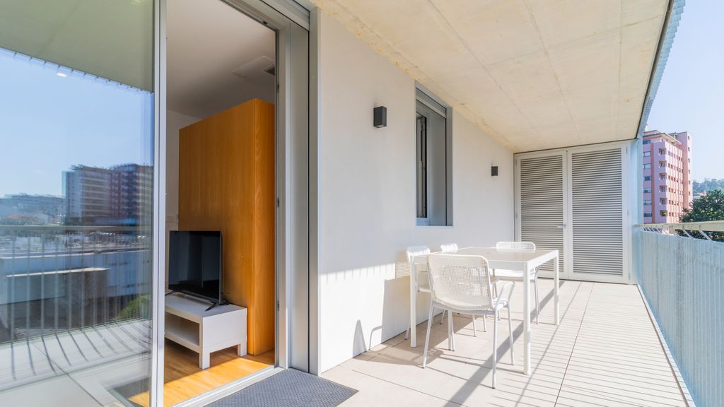 Infante Studio w/ Parking by LovelyStay