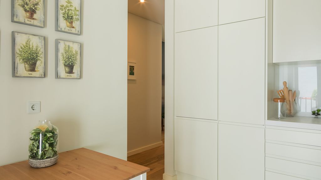 Central 2BDR Apartment with Balcony by LovelyStay