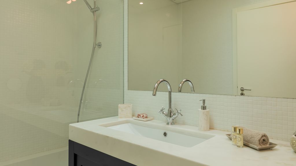 Central 2BDR Apartment with Balcony by LovelyStay