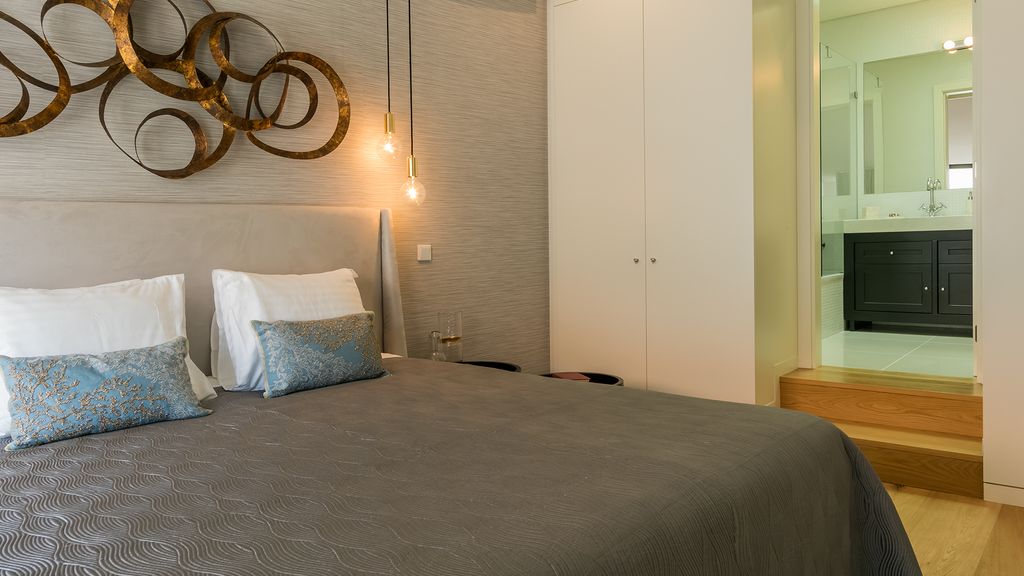 Central 2BDR Apartment with Balcony by LovelyStay