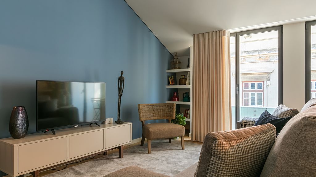 Central 2BDR Apartment with Balcony by LovelyStay