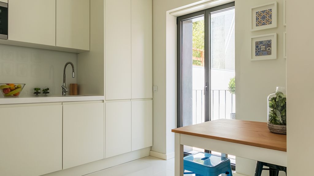 Central 2BDR Apartment with Balcony by LovelyStay