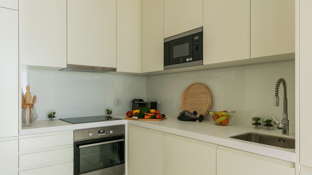 Central 2BDR Apartment with Balcony by LovelyStay
