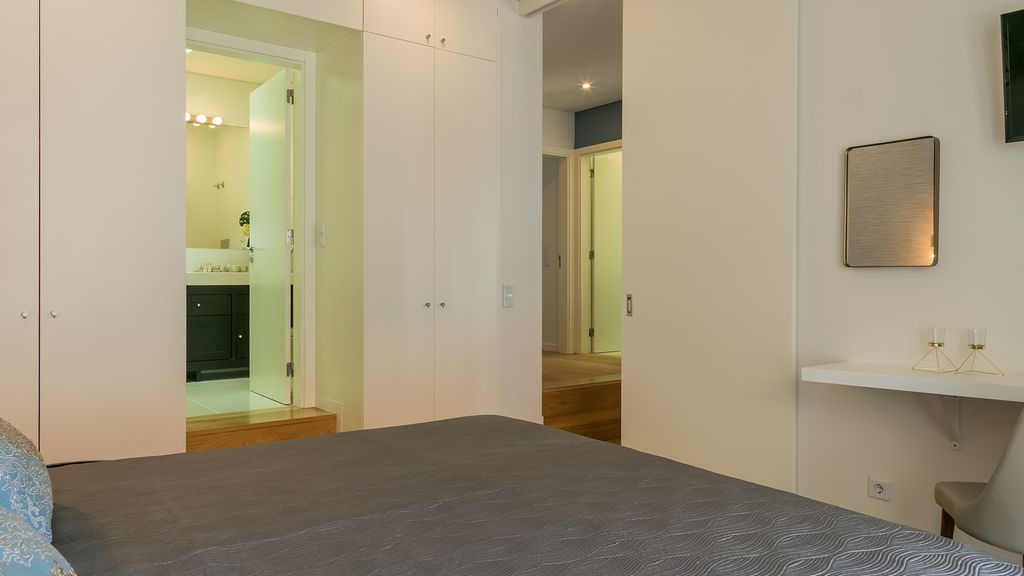 Central 2BDR Apartment with Balcony by LovelyStay